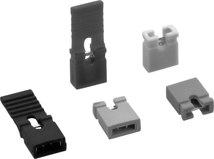 'Cinque coperture per jumper in diverse forme e colori, ordinate una accanto all'altra su una superficie bianca.'