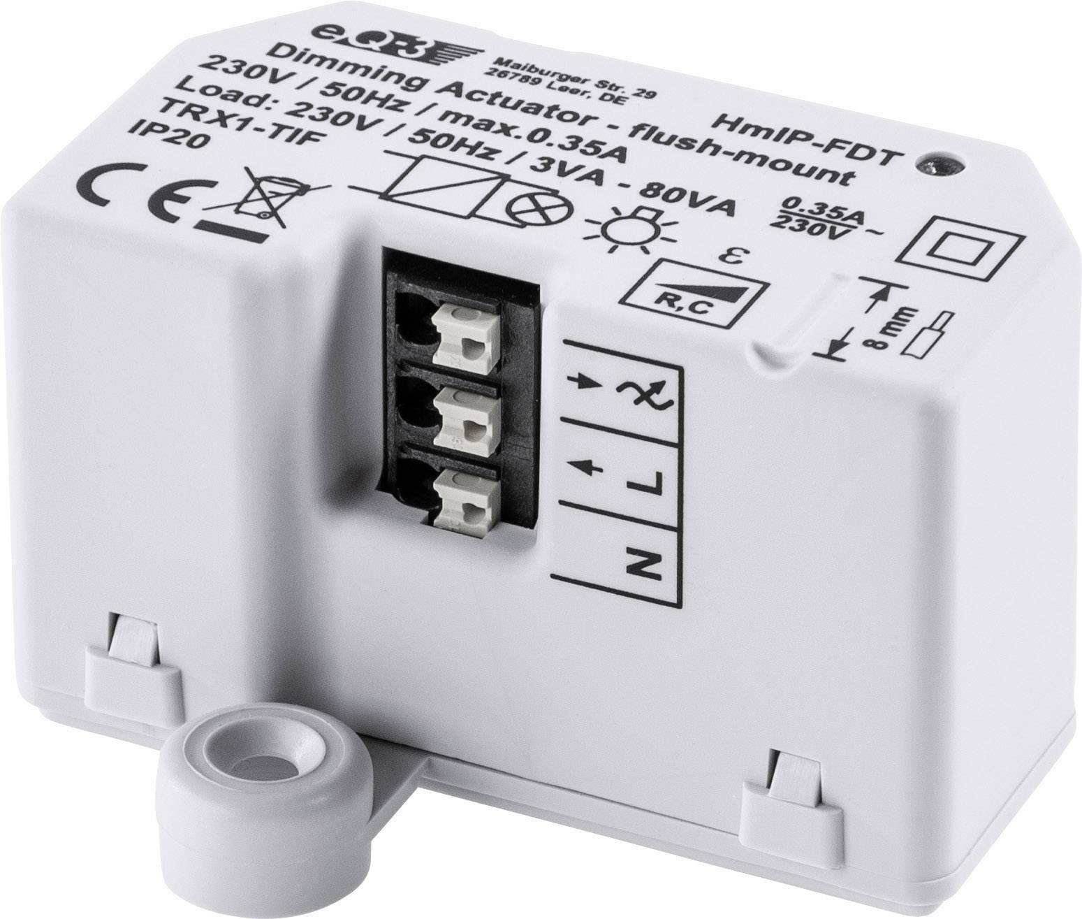 Un attuatore dimmer bianco con morsetti di connessione e marcature per 230 V, 50 Hz. Adatto per l'installazione a filo.