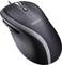 Un mouse nero con accenti argentati e una rotella di scorrimento, contrassegnato con il logo 'Logitech' sulla parte superiore.