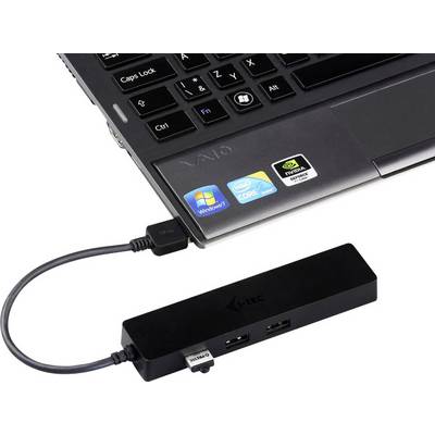 Un hub USB nero è collegato a un laptop. Il laptop mostra diversi adesivi con i loghi di Windows, Intel e Nvidia.
