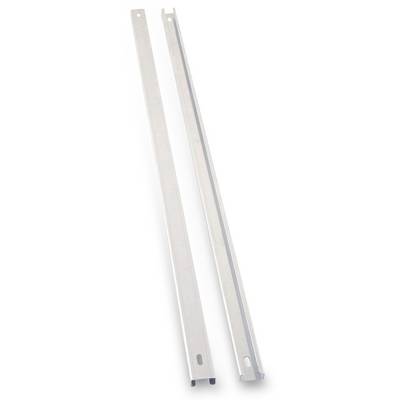 Due lunghe barre metalliche strette, parallele tra loro, su sfondo bianco. Sono di un grigio chiaro e hanno fori di fissaggio a un'estremità.