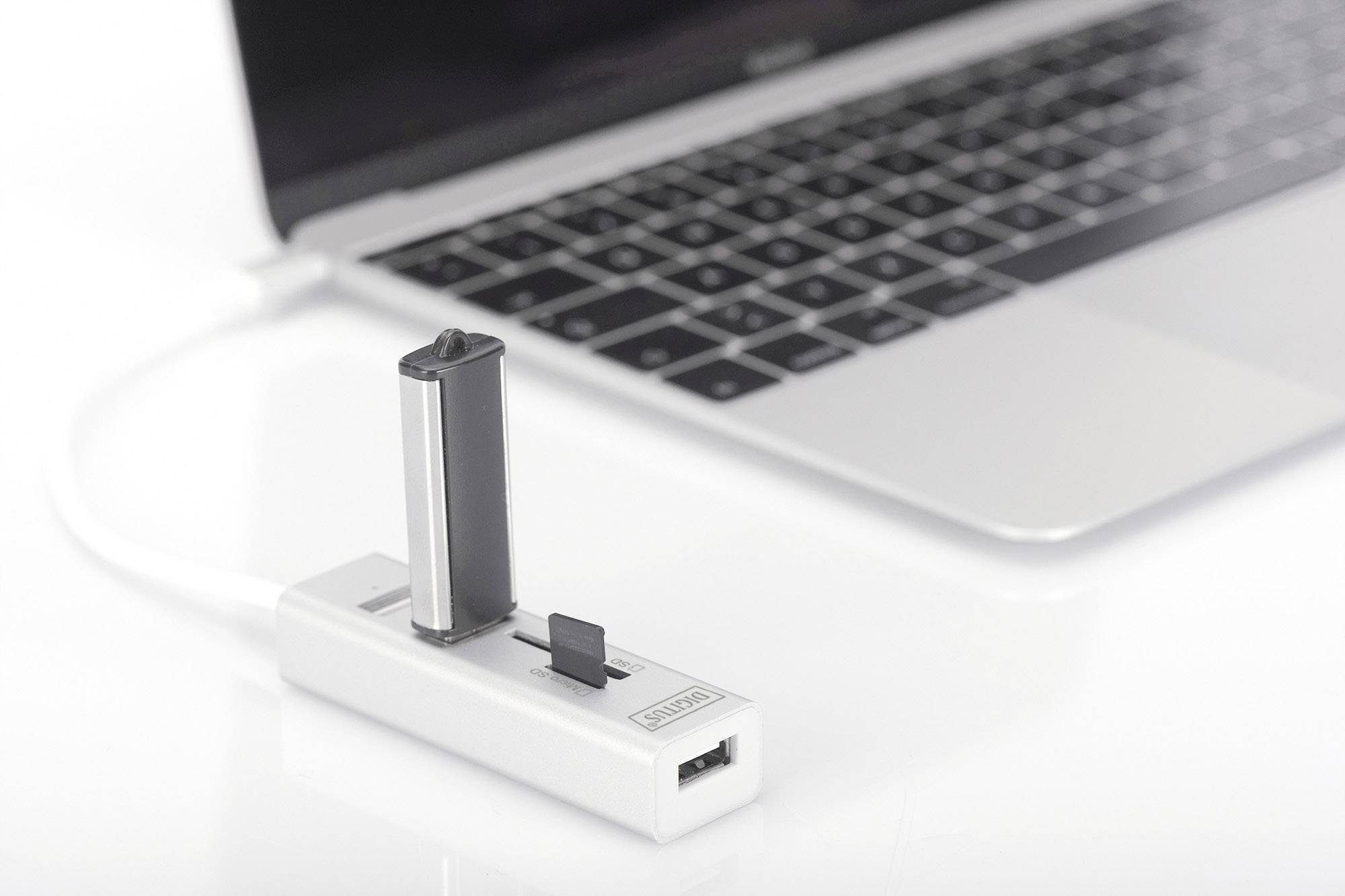 Un laptop con una stazione di aggancio collegata che supporta più dispositivi USB.