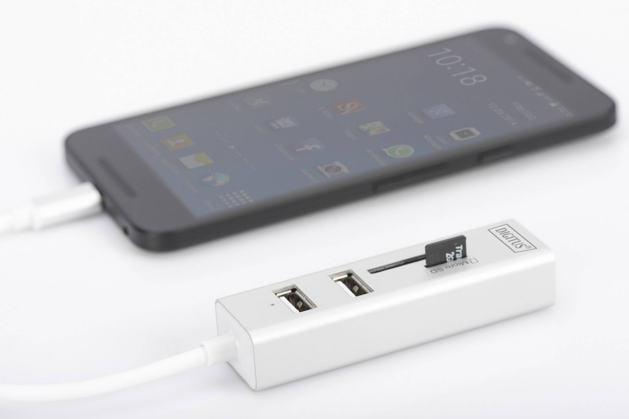 Cellulare collegato a un hub USB. Visibili due porte USB e una scheda SD. L'hub reca l'etichetta 'ORICO'.