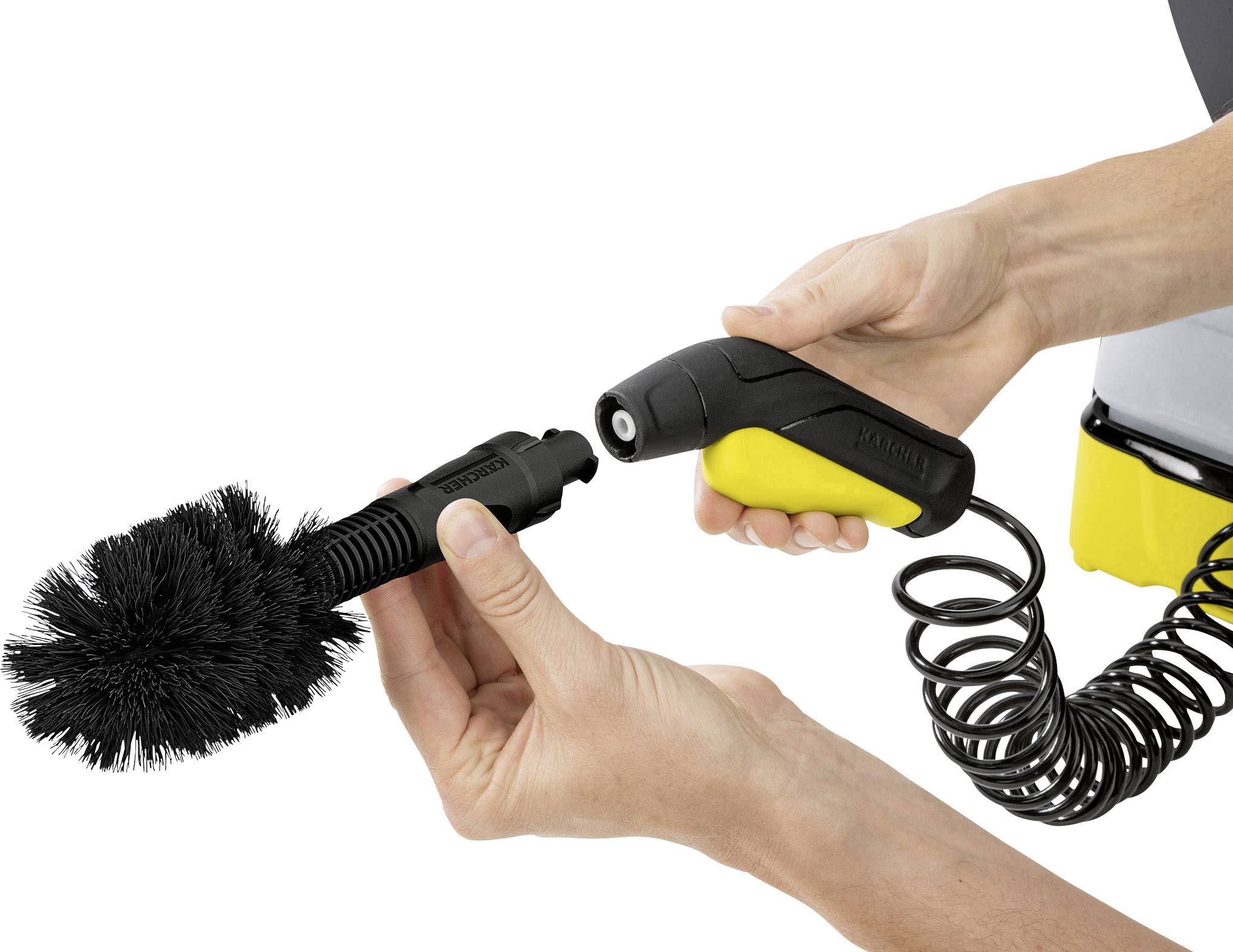 Una persona tiene in mano una spazzola per la pulizia e un accessorio per la pulizia a pressione che devono essere collegati. A sinistra è presente la spazzola, a destra l'accessorio.