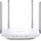 Un router Wi-Fi bianco con quattro antenne verticali, ideale per internet veloce e stabile in case o uffici.