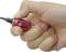 Una mano tiene un piccolo cacciavite di precisione rosso, adatto a regolazioni fini o a viti di piccole dimensioni.