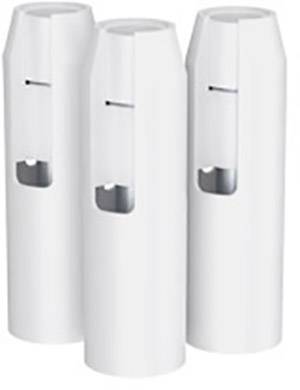 Tre bombolette spray bianche disposte in fila su sfondo bianco. Sono snelle e dalla forma identica con superfici lisce.