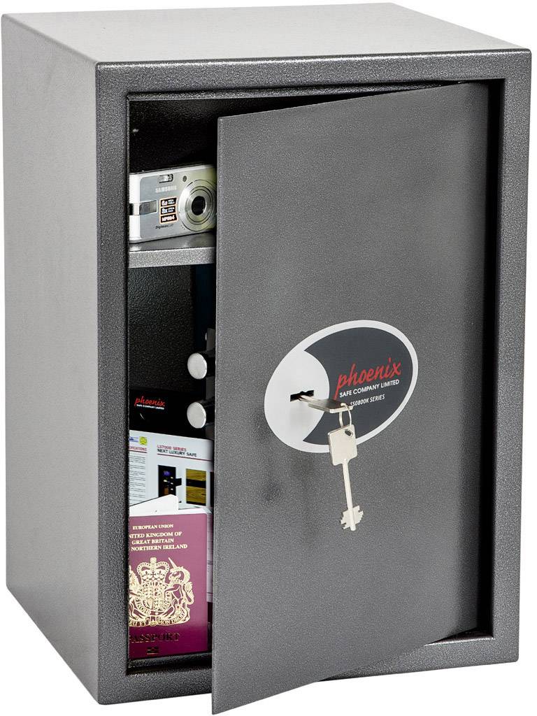 Una cassaforte grigia con la porta socchiusa, all'interno si vedono una telecamera e alcuni documenti. Una chiave è inserita nella serratura.