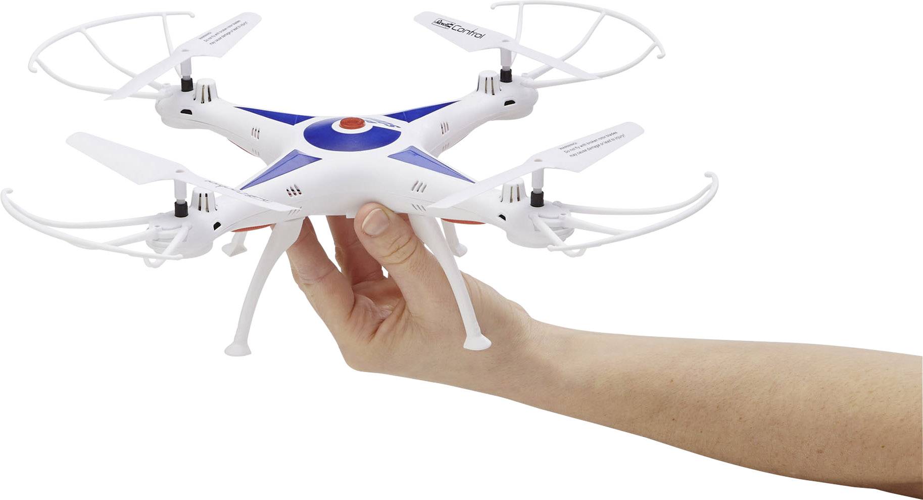 Una mano tiene in aria un drone bianco a quattro rotori. Il drone ha dettagli blu e rossi sulla parte superiore.