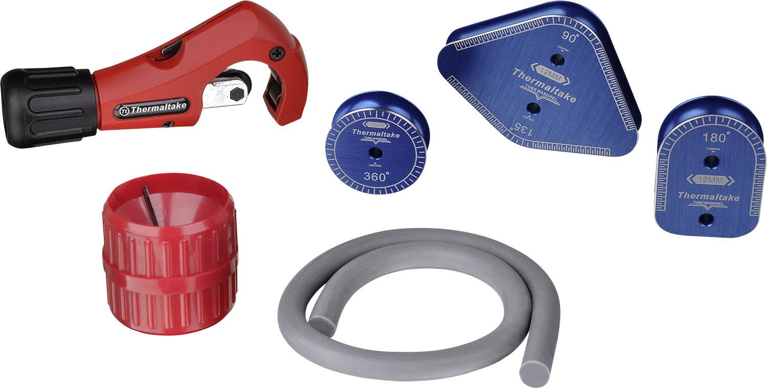 Un tagliatubi con accessori: tre inserti di taglio blu in angolazioni diverse, rotella da taglio rossa e tubo grigio.