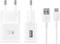 Caricabatterie USB bianco con due spine rotonde e cavo USB. L'adattatore è contrassegnato per la ricarica rapida.
