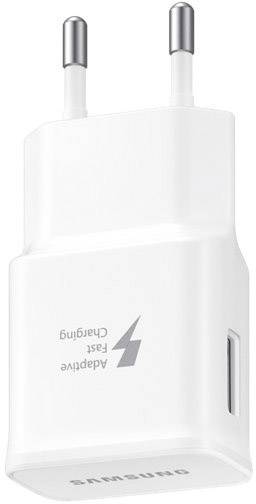 Un alimentatore bianco con spina, riportante la scritta 'Adaptive Fast Charging' e 'Samsung', idoneo per la ricarica rapida dei dispositivi.