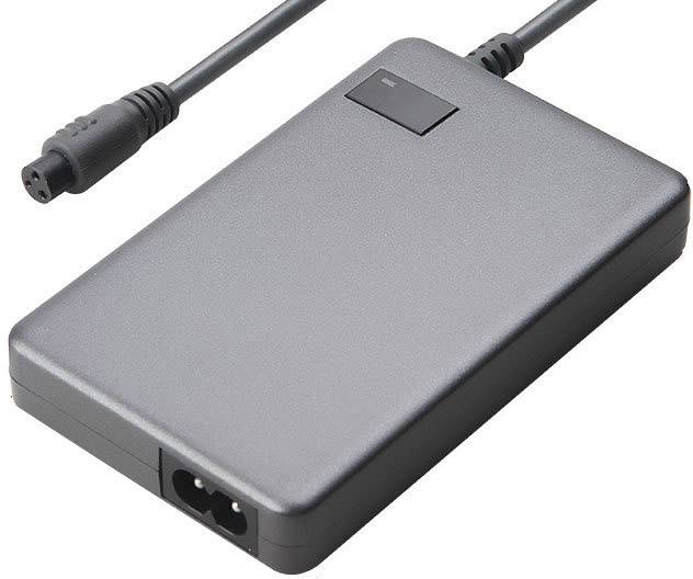 Alimentatore nero con cavo di collegamento, idoneo all'alimentazione di dispositivi elettronici.