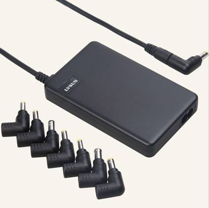 Un caricabatterie nero con otto diversi adattatori di connessione che possono supportare vari dispositivi elettronici.