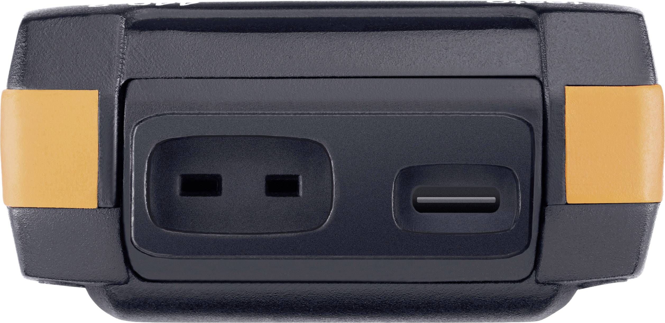 Primo piano di un dispositivo elettronico con due prese: una tradizionale e un'apertura per presa USB.