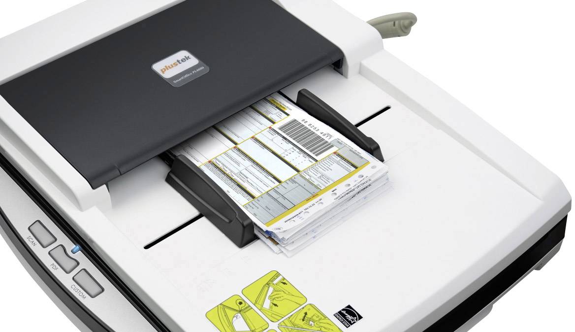 Uno scanner a flatbed sta acquisendo un fascicolo di documenti con un codice a barre. Sul lato sono presenti i pulsanti di controllo.