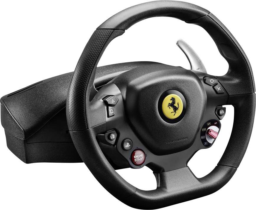 Volante di un simulatore di guida con logo Ferrari al centro, nero con pulsanti per 'Avvio Motore' e comandi di controllo.