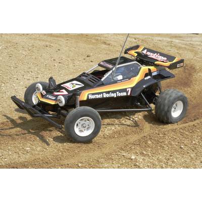 Un'auto radiocomandata con la scritta 'Hornet Racing Team', percorre una pista polverosa.