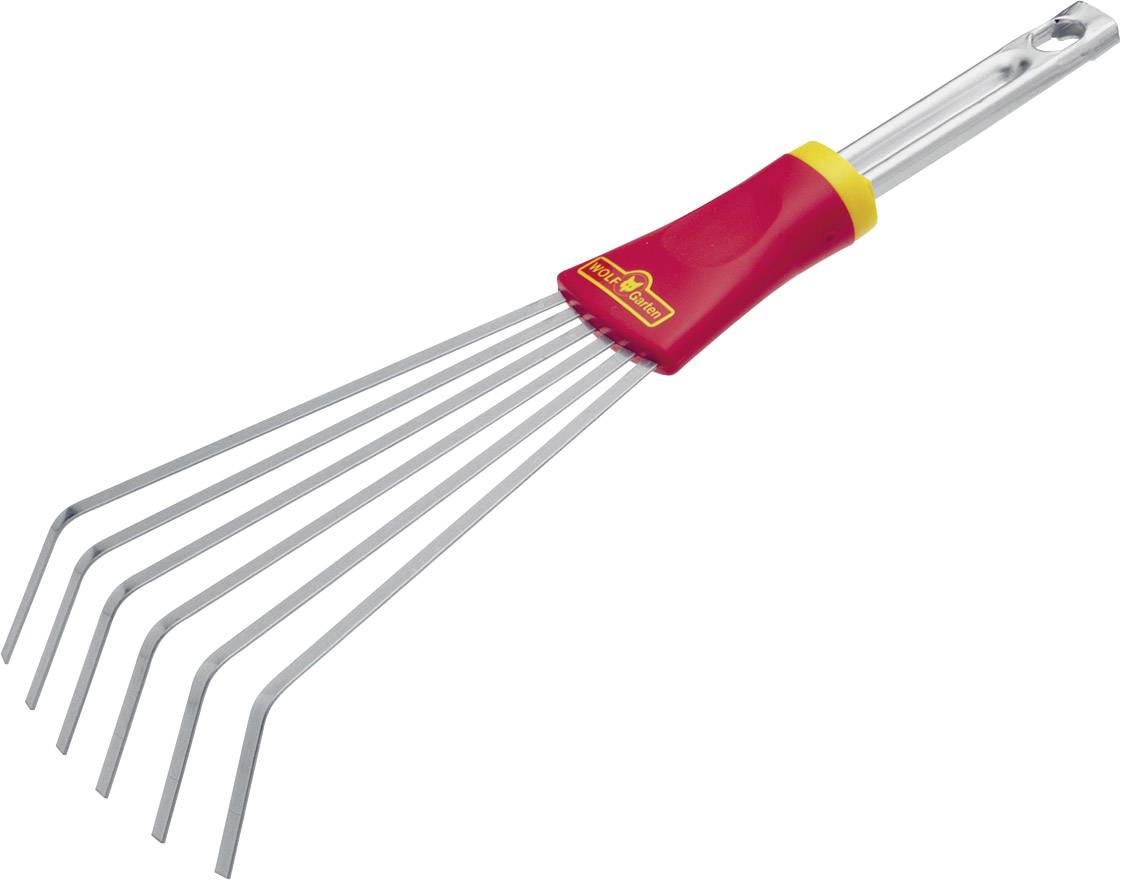 Rastrello da giardino con manico rosso e giallo, con sette punte in acciaio; utilizzato per estirpare le erbacce e allentare il terreno nell'orto.