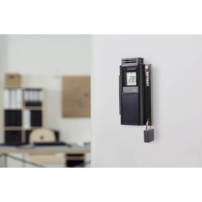 Una serratura elettronica con display digitale mostra '20.8'. Sullo sfondo sono visibili arredi per ufficio.
