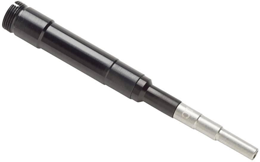 Un pezzo di utensile metallico nero, un lungo perno cilindrico con estremità liscia e scanalata, su uno sfondo bianco.