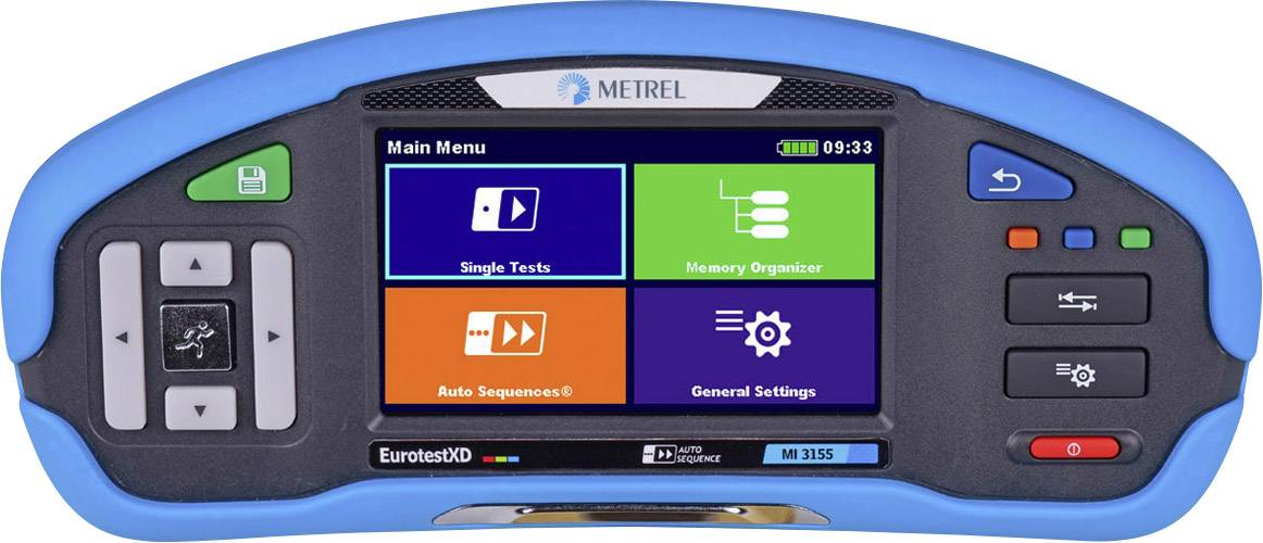 Un dispositivo portatile di prova elettronico con schermo, che mostra il menu principale con le opzioni: 'Test Singoli', 'Organizzatore Memoria', 'Sequenze Automatiche', 'Impostazioni Generali'.