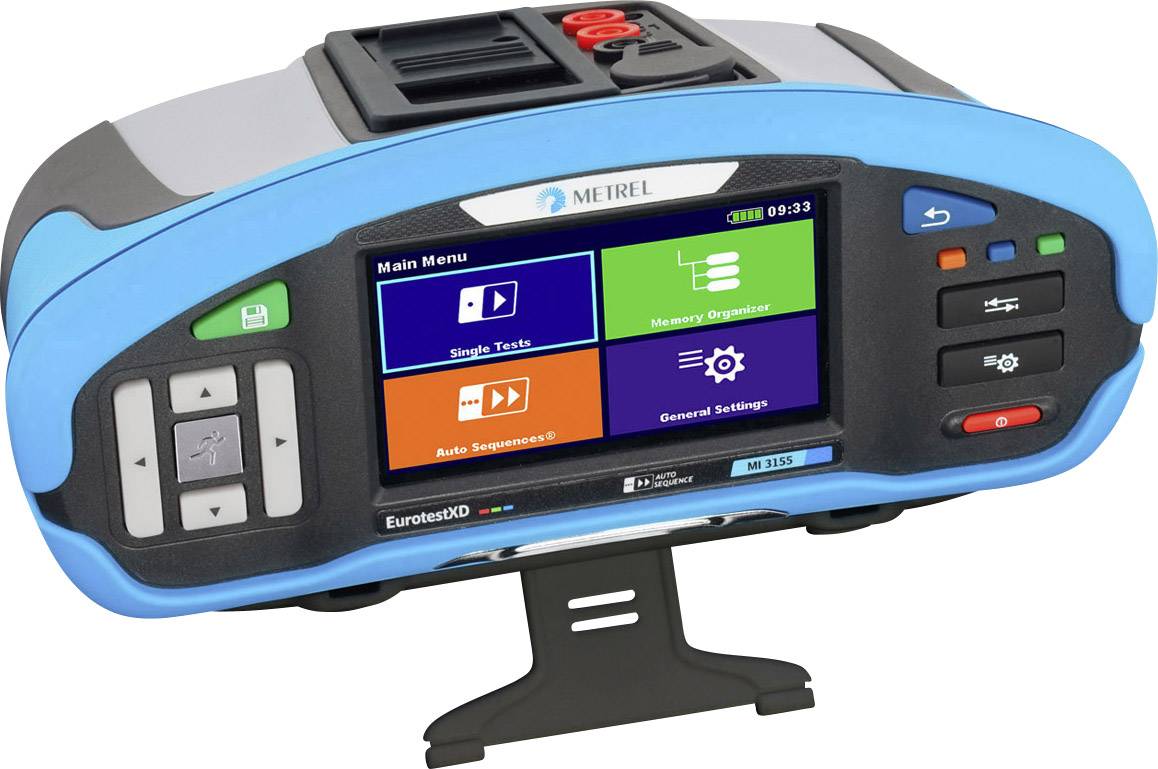 Un dispositivo elettrico portatile di verifica con display a colori, che mostra opzioni come 'Test Singoli', 'Sequenza Automatica' e 'Impostazioni Generali'.