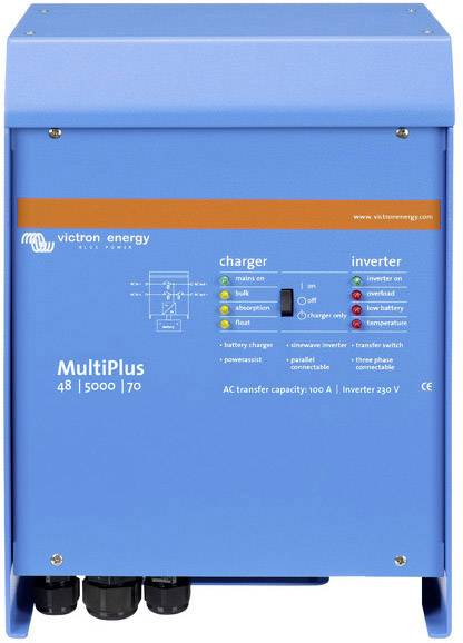 Convertitore di corrente blu di Victron Energy con etichetta 'MultiPlus 48/5000/70', display per lo stato di carica e inversione.