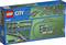 Set di binari LEGO CITY con curve e tratti rettilinei. L'immagine della confezione mostra connessioni dei binari e due riferimenti di compatibilità.