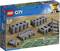 Set di binari ferroviari LEGO City con binari flessibili. Contiene 4 binari dritti, 8 binari flessibili e 8 binari curvi. Dai 5 anni in su.