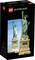 Set LEGO Architecture della Statua della Libertà; Confezione che mostra la statua costruita con mattoncini LEGO accanto a una foto dell'originale, confezione in nero.