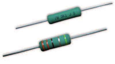 Due resistenze verdi con anelli colorati, ciascuna con terminali di filo su entrambi i lati, per il controllo della corrente elettrica.