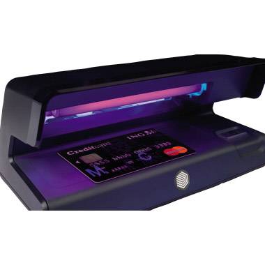 Un dispositivo di verifica di banconote a raggi UV è acceso. Illumina una banconota con luce viola per rilevare eventuali contraffazioni.