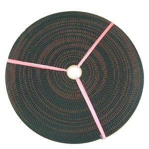 Un grande rullo rotondo con rete di sicurezza nero-rossa, tenuto insieme da tre nastri rosa, per la messa in sicurezza di oggetti.