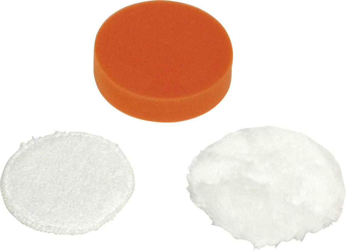 Un bottone di plastica rosso, un pad in feltro bianco e un batuffolo di cotone sono disposti uno accanto all'altro su una superficie bianca.