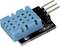 Un sensore digitale blu di temperatura e umidità su un chip nero, adatto per progetti Arduino e hobbistica elettronica.