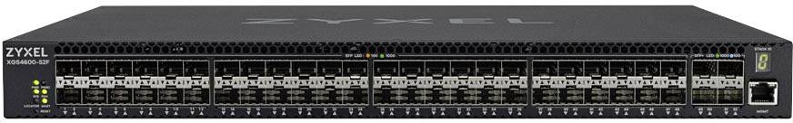 Un interruttore di rete in formato rack con il logo del marchio in alto. Dispone di più porte sulla parte anteriore per connessioni di rete.