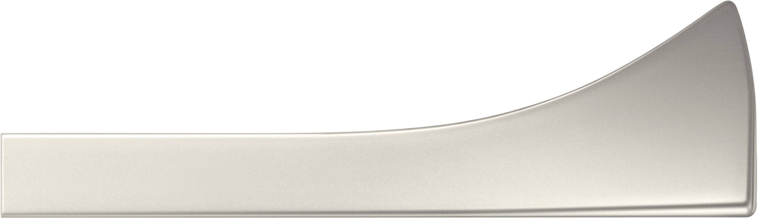 Un elegante oggetto metallico curvo con superficie liscia, probabilmente parte di un elemento di design o di uno strumento.