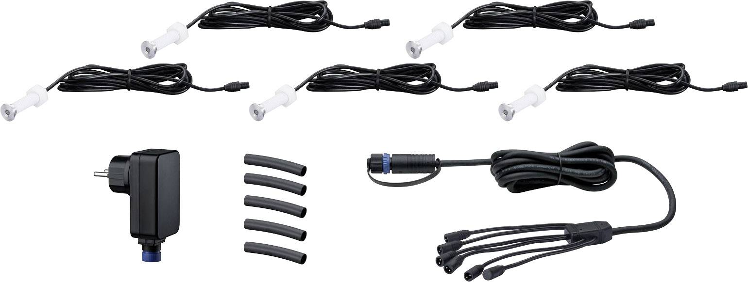Cinque cavi LED neri con connettori e un alimentatore, collegati tramite un distributore, sono posizionati su una superficie bianca.