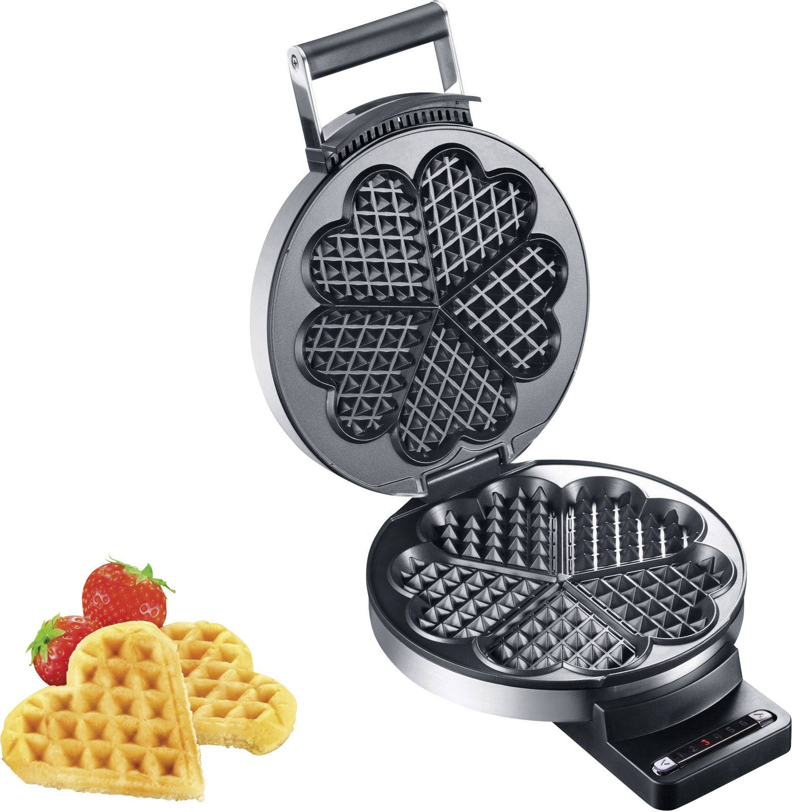Piastra per waffles a forma di cuore con una fresca waffle e fragole accanto. Perfetto per colazione o idee per dessert.