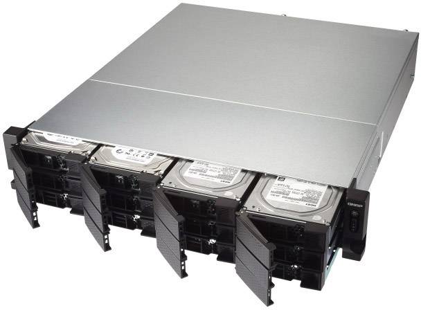 Un armadio server con quattro vani estraibili per hard disk, parzialmente aperti che mostrano i dischi rigidi.