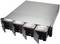 Un armadio server con quattro vani estraibili per hard disk, parzialmente aperti che mostrano i dischi rigidi.