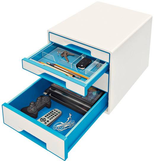 Un cubo organizzatore aperto con tre scomparti: in alto chiavi e telecomando, nel mezzo penne, in basso controller di gioco e cavi.