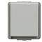Interruttore esterno grigio quadrato con coperchio impermeabile, idoneo per l'installazione all'aperto.