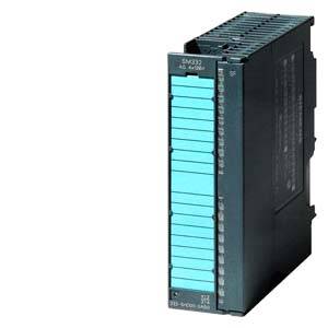 Un modulo elettronico, probabilmente un'unità di controllo con più punti di connessione sul lato frontale, viene mostrato.