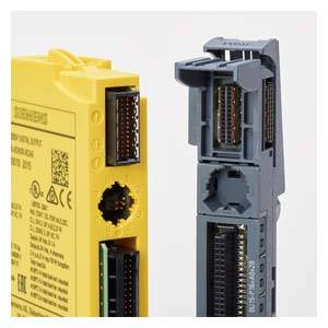 Dispositivi di controllo industriali con involucri gialli e grigi, che mostrano connettori aperti e schede elettroniche, su sfondo bianco.