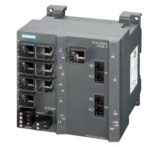 Dispositivo di commutazione industriale con più porte Ethernet, LED per l'indicazione dello stato e logo Siemens. Utilizzato in reti industriali.