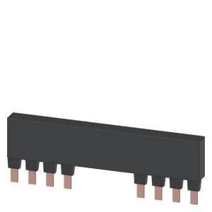Un connettore elettronico nero con otto pin metallici che sporgono dal lato inferiore, su sfondo bianco.