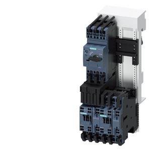 Interruttore elettrico in installazione da quadro elettrico; mostra un interruttore di potenza con diversi componenti di controllo, adatto per applicazioni industriali.