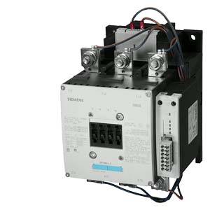 Un interruttore automatico con tre terminali e connessioni cablate, montato su un supporto.